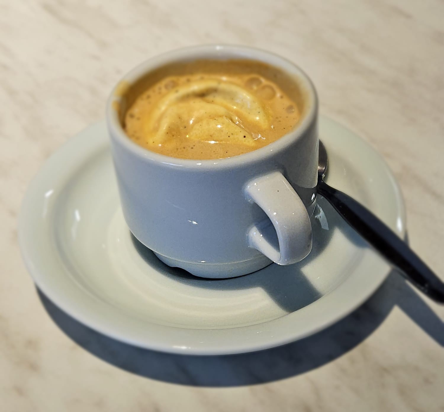 Hausgemachter Espresso mit Vanille Eis zum genießen