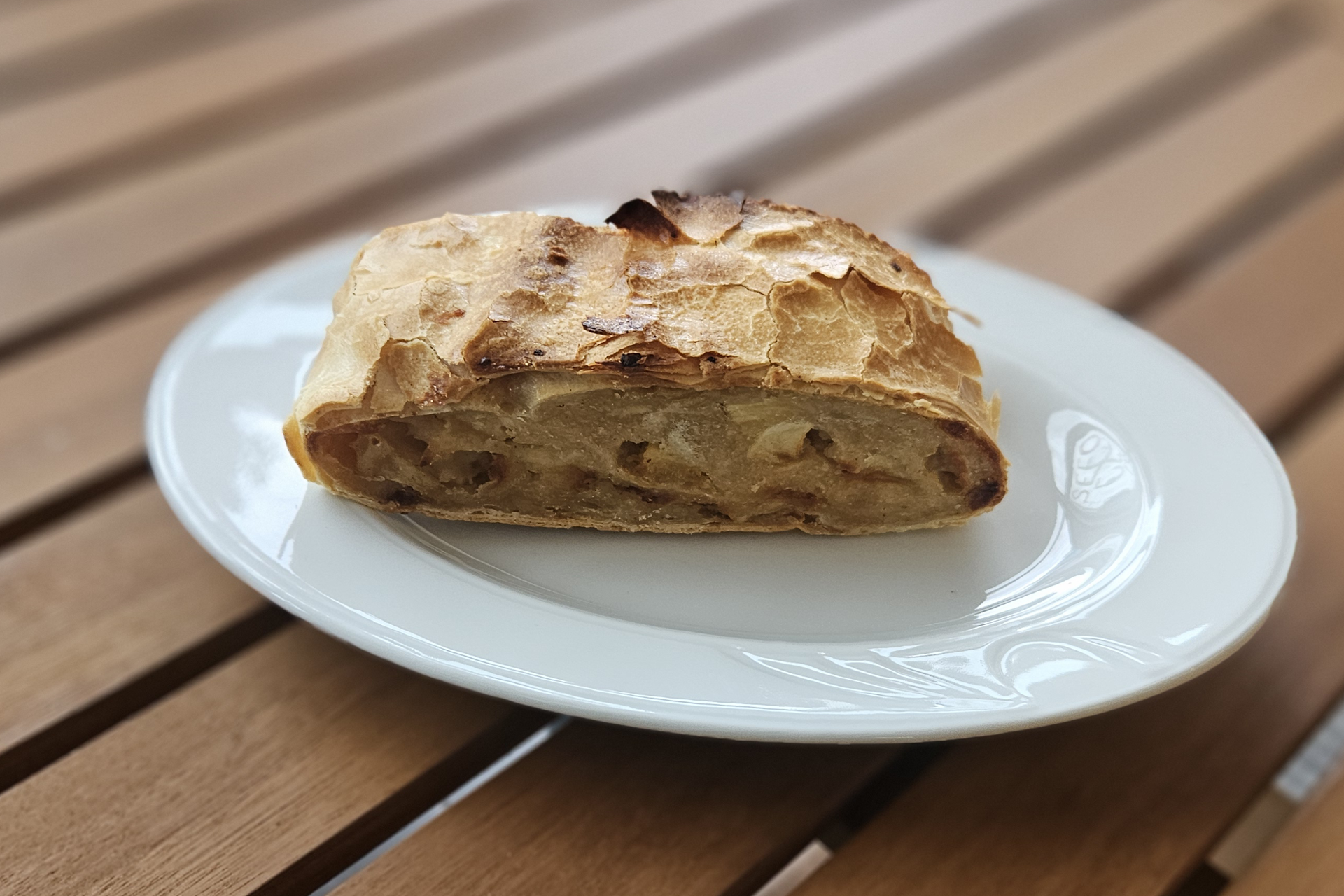 Kalter oder warmer Apfelstrudel