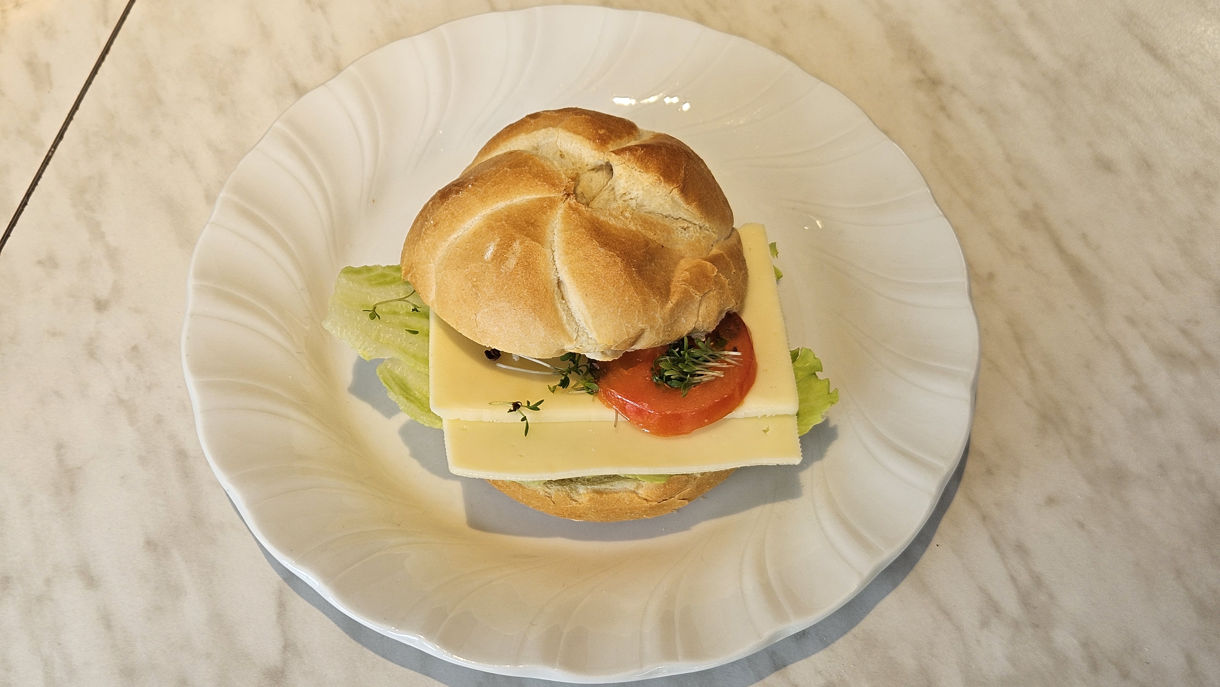 Knusprige Semmel mit Käse