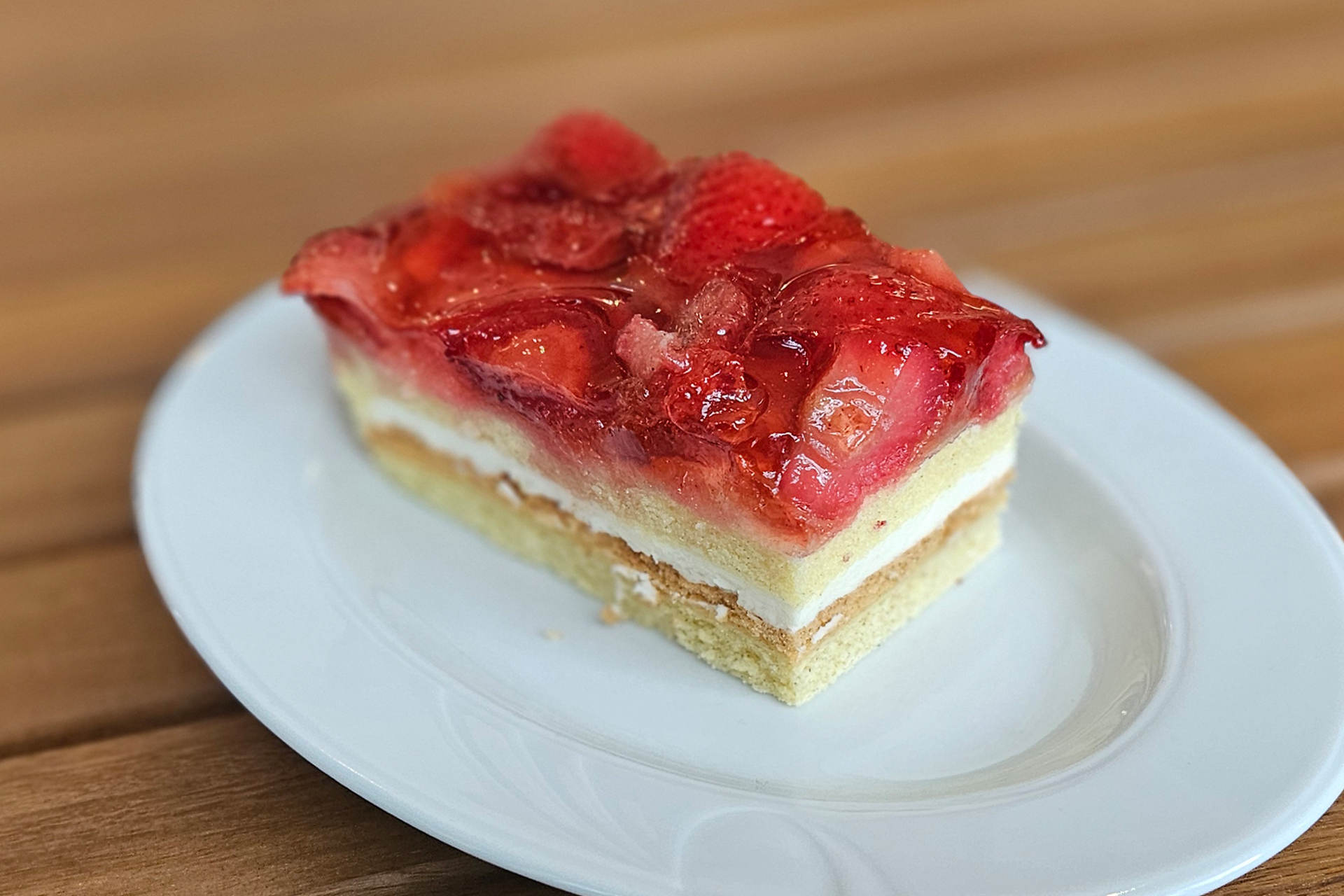 Schnitte mit frischen Erdbeeren